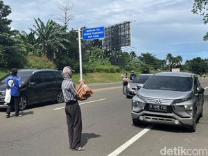 Memburu Rezeki di Jalur Menuju Puncak Saat Libur Nyepi