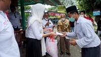Acara kunjungan ditutup dengan pemberian santunan kepada anak-anak yatim piatu.