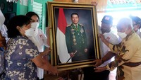 Sang Ketua Umum Moeldoko Center juga menyerahkan foto Jendral Moeldoko di Rumah tersebut. Turut hadir pada kunjungan tersebut Ketua DPD Moeldoko Center Aceh, Bang Ramadhan bersama Sekjen dan jajaran  Pengurus Moeldoko Center Aceh, Ketua DPD Moeldoko Center Jawa Barat, Bapak Erwin Kapusin beserta Wakil Ketua Kang Boboy, Panglima Jagoanku Jawa Barat, Ketua DPC Moeldoko Center Karawang Hj. Cece dan Pengurus DPD Moeldoko Center DKI Jakarta.