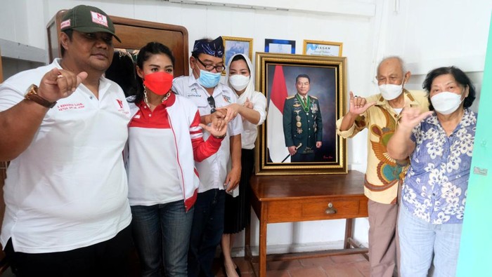 Keluarga Besar Relawan Moeldoko Center bersama rombongan menyambangi rumah sejarah Djiauw Kie Siong di Rengasdengklok, Karawang, Jawa Barat, Rabu (2/3/2022). Sang Ketua Umum Moeldoko Center juga menyerahkan foto Jendral Moeldoko di Rumah tersebut.