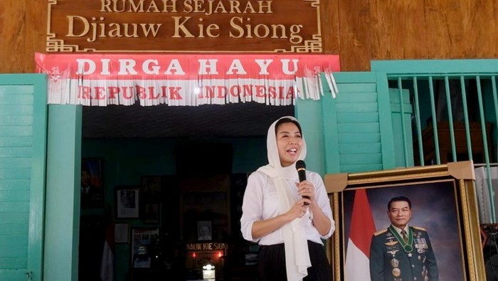 Keluarga Besar Relawan Moeldoko Center bersama rombongan menyambangi rumah sejarah Djiauw Kie Siong di Rengasdengklok, Karawang, Jawa Barat, Rabu (2/3/2022). Sang Ketua Umum Moeldoko Center juga menyerahkan foto Jendral Moeldoko di Rumah tersebut.