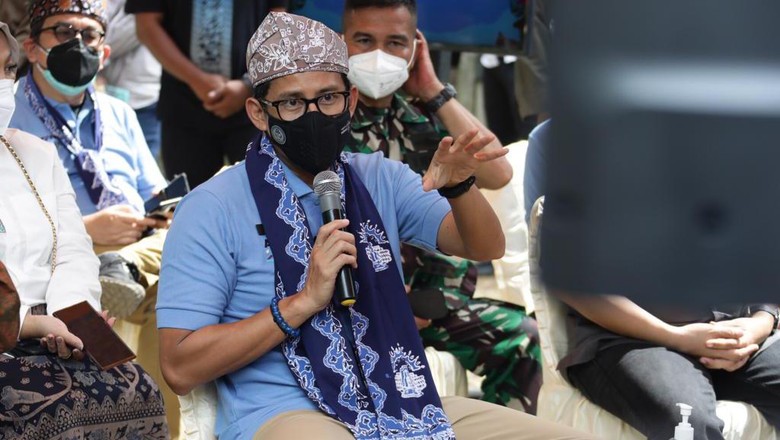 Menparekraf Sandiaga Uno Menparekraf Sandiaga Uno melakukan aksi gerak cepat dengan memberikan 10 kloset duduk ke homestay yang ada di Desa Wisata Muara Jambi (Kamis/3/3/2022).