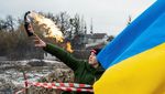 Momen Warga Sipil Ukraina Berlatih Lempar Bom Molotov
