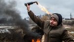 Momen Warga Sipil Ukraina Berlatih Lempar Bom Molotov