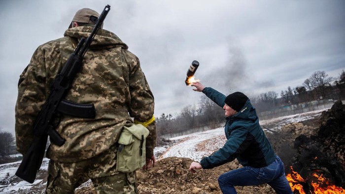 A civilian trains to throw Molotov cocktails to defend the city, as Russia's invasion of Ukraine continues, in Zhytomyr, Ukraine March 1, 2022.  REUTERS/Viacheslav Ratynskyi