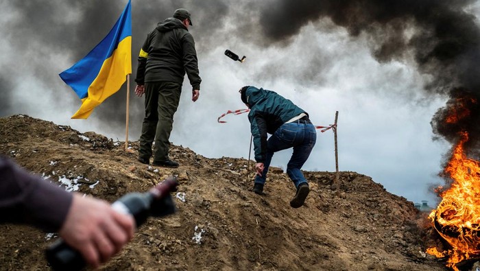 A civilian trains to throw Molotov cocktails to defend the city, as Russia's invasion of Ukraine continues, in Zhytomyr, Ukraine March 1, 2022.  REUTERS/Viacheslav Ratynskyi