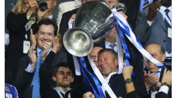 Please welcome, pemilik klub bola terbaik, Roman Abramovich. Foto: (Twitter).