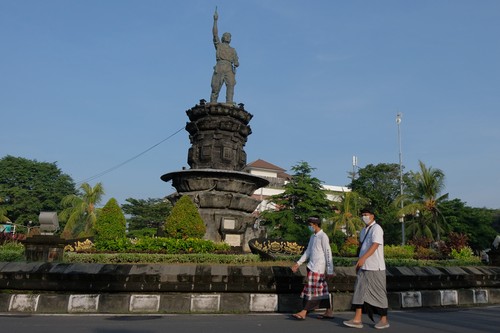 Pecalang atau petugas pengamanan desa adat di Bali memantau situasi di area Monumen Kapten Anumerta Ida Bagus Putu Japa saat Hari Raya Nyepi Tahun Baru Saka 1944 di wilayah Desa Sumerta Kelod, Denpasar, Bali, Kamis (3/3/2022). Pengamanan Hari Raya Nyepi Tahun Baru Saka 1944 di desa tersebut untuk menjamin keamanan dan kelancaran umat Hindu dalam menjalani 