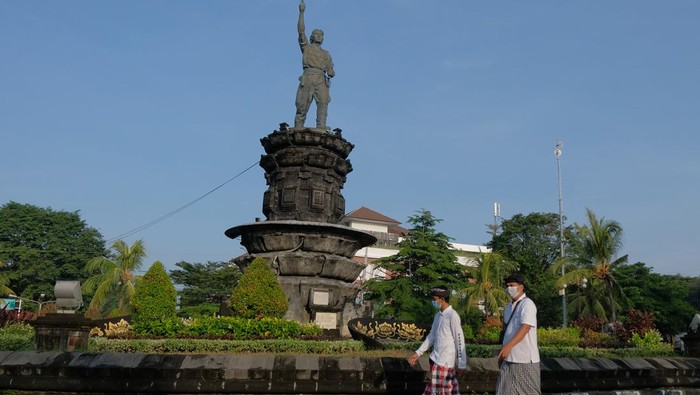 Pecalang atau petugas pengamanan desa adat di Bali memantau situasi di area Monumen Kapten Anumerta Ida Bagus Putu Japa saat Hari Raya Nyepi Tahun Baru Saka 1944 di wilayah Desa Sumerta Kelod, Denpasar, Bali, Kamis (3/3/2022). Pengamanan Hari Raya Nyepi Tahun Baru Saka 1944 di desa tersebut untuk menjamin keamanan dan kelancaran umat Hindu dalam menjalani 