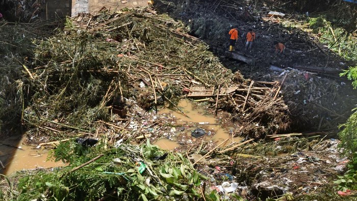 OPERASI PENCARIAN KORBAN BANJIR DI SERANG Sejumlah personel Kantor Pencarian dan Pertolongan (Basarnas) Banten menggelar operasi pencarian korban banjir yang masih hilang di sela tumpukan sampah di aliran Sungai Cibanten di Kampung Unyur, Kasemen, Serang, Banten, Kamis (3/3/2022). Data Kantor Pencarian dan Pertolongan Banten menyebutkan banjir di Kota Serang dan sekitarnya sejak Senin (28/2) mengakibatkan enam orang meninggal dunia, dua orang lainnya hanyut terbawa banjir dan masih dalam pencarian. ANTARA FOTO/Asep Fathulrahman/wsj.