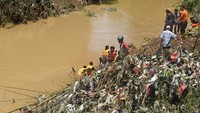 Dua orang lainnya hanyut terbawa banjir dan masih dalam pencarian.