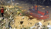 Sejumlah personel Kantor Pencarian dan Pertolongan (Basarnas) Banten menggelar operasi pencarian korban banjir dengan menyelusuri aliran Sungai Cibanten di Kampung Unyur, Kasemen, Serang, Banten.