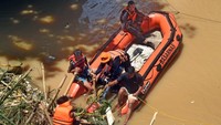 Sejumlah personel Kantor Pencarian dan Pertolongan (Basarnas) Banten menggelar operasi pencarian korban banjir yang masih hilang di sela tumpukan sampah di aliran Sungai Cibanten di Kampung Unyur, Kasemen, Serang, Banten, Kamis (3/3/2022).