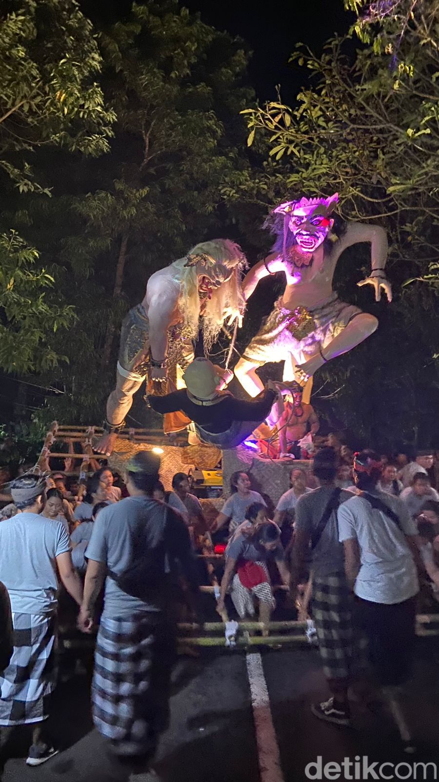 Pawai ogoh-ogoh di Ubud
