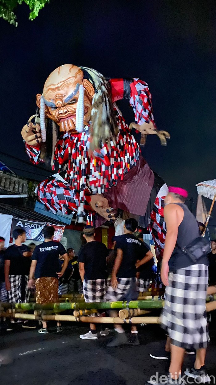 Pawai ogoh-ogoh di Ubud