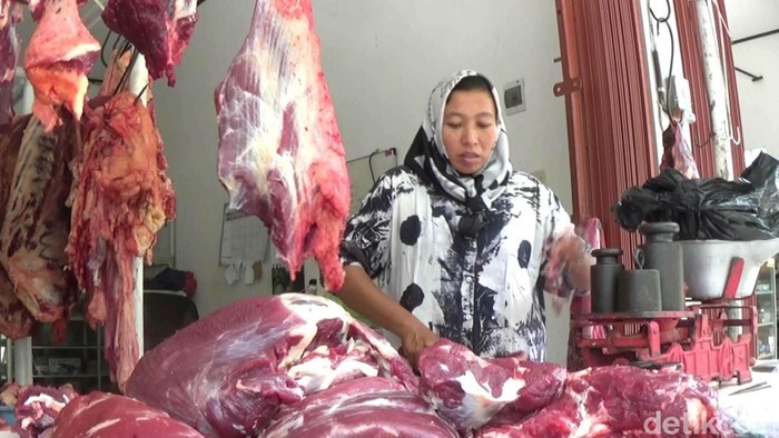 Pedagang daging sapi di sekitar pasar tradisional Banjarnegara