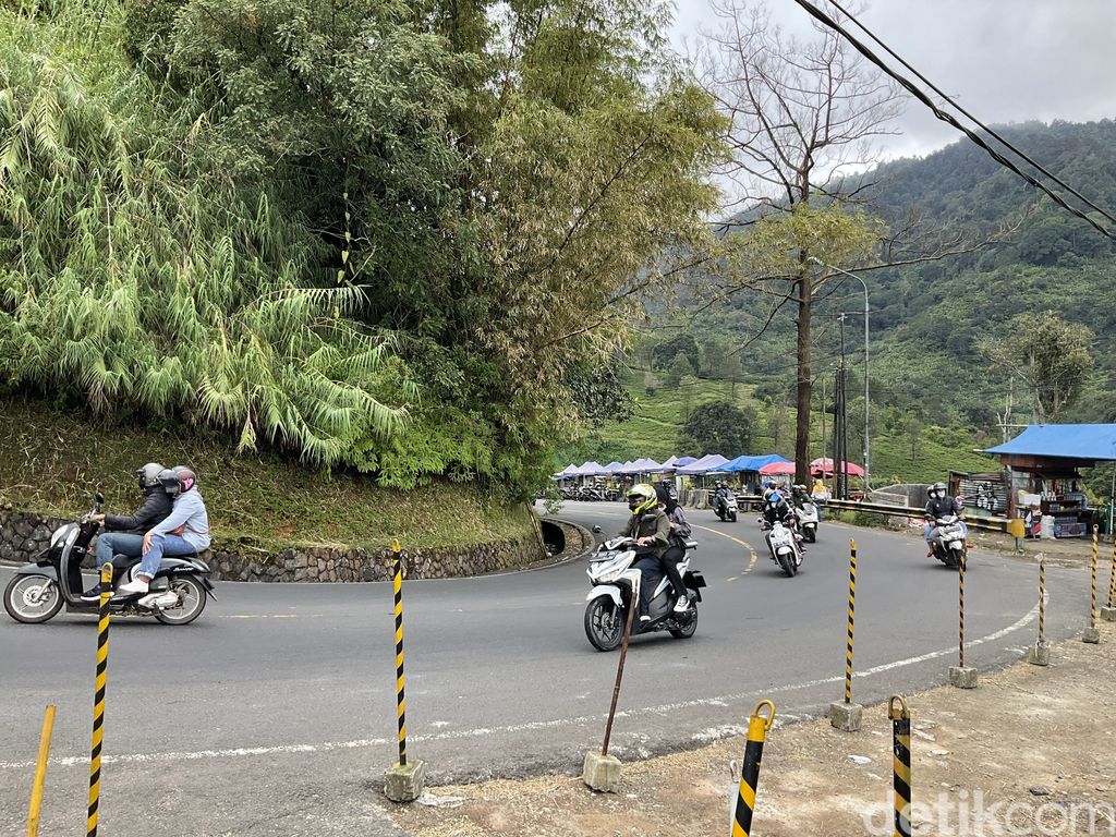 Pedangan di pinggir jalan alternatif Gunung Geulis, Kabupaten Bogor