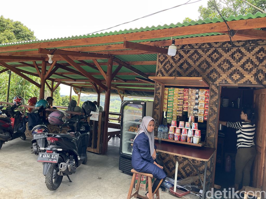 Pedangan di pinggir jalan alternatif Gunung Geulis, Kabupaten Bogor