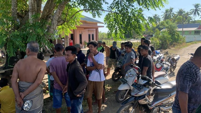Pelaku pencurian kalung emas di Wajo diamuk massa.