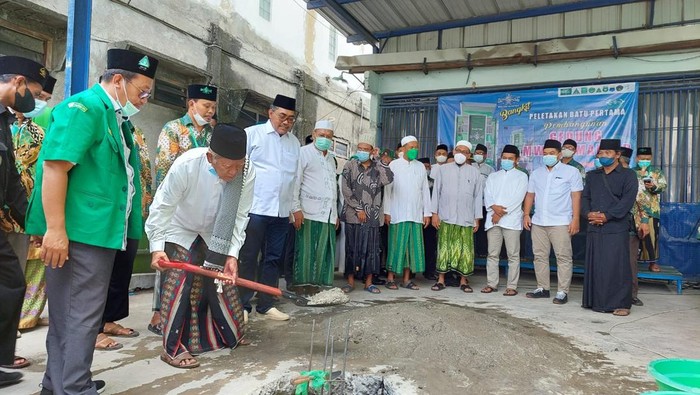 Peletakan batu pertama pembangunan Kantor Majelis Waki Cabang NU Gresik.