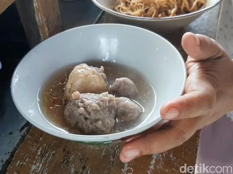 Pembuat bakso di Tasikmalaya terdampak harga daging mahal.