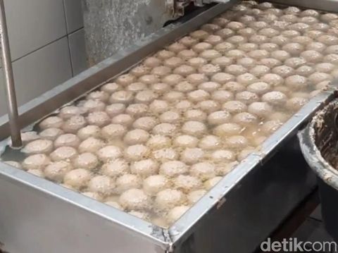 Pembuat bakso di Tasikmalaya terdampak harga daging mahal.