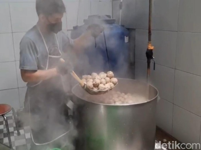 Pembuat bakso di Tasikmalaya terdampak harga daging mahal.