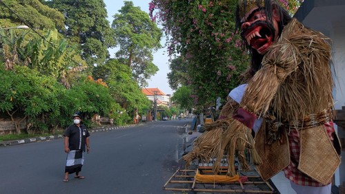 Pecalang atau petugas pengamanan desa adat di Bali memantau situasi jalan raya saat Hari Raya Nyepi Tahun Baru Saka 1944 di wilayah Desa Sumerta Kelod, Denpasar, Bali, Kamis (3/3/2022). Pengamanan Hari Raya Nyepi Tahun Baru Saka 1944 di desa tersebut untuk menjamin keamanan dan kelancaran umat Hindu dalam menjalani 