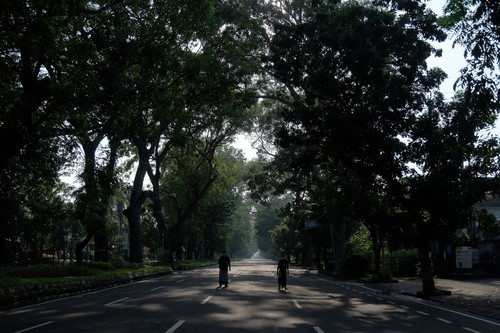 Pecalang atau petugas pengamanan desa adat di Bali memantau situasi jalan raya saat Hari Raya Nyepi Tahun Baru Saka 1944 di wilayah Desa Sumerta Kelod, Denpasar, Bali, Kamis (3/3/2022). Pengamanan Hari Raya Nyepi Tahun Baru Saka 1944 di desa tersebut untuk menjamin keamanan dan kelancaran umat Hindu dalam menjalani 
