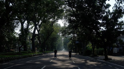 Pecalang atau petugas pengamanan desa adat di Bali memantau situasi jalan raya saat Hari Raya Nyepi Tahun Baru Saka 1944 di wilayah Desa Sumerta Kelod, Denpasar, Bali, Kamis (3/3/2022). Pengamanan Hari Raya Nyepi Tahun Baru Saka 1944 di desa tersebut untuk menjamin keamanan dan kelancaran umat Hindu dalam menjalani 