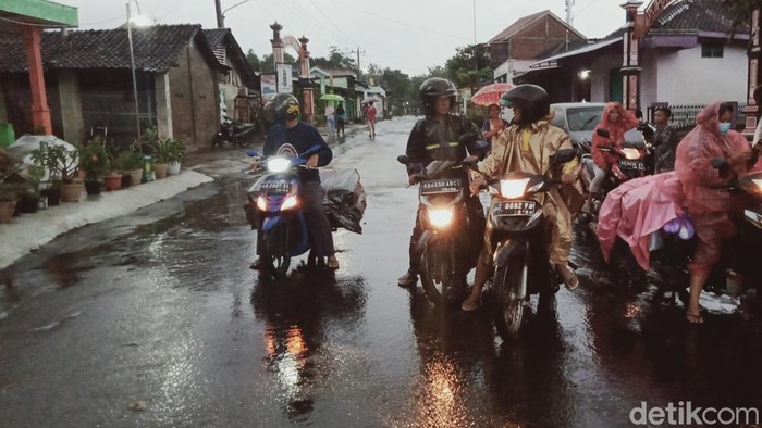 Pengguna jalan menunggu air surut di jalur utama Umbul Ponggok, Klaten, Kamis (3/3/2022) petang.