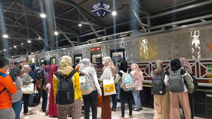 penumpang ka stasiun pasar turi