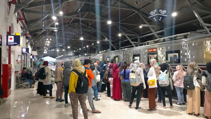 penumpang ka stasiun pasar turi