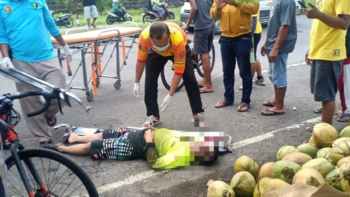 Pesepeda Ambruk-Meninggal di Dekat Tanggul Lumpur Sidoarjo Warga Surabaya