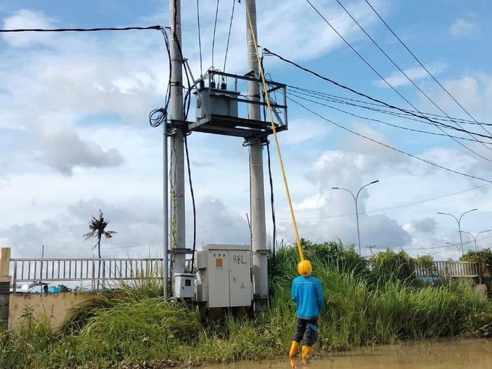PLN Pulihkan Listrik Usai Banjir di Serang