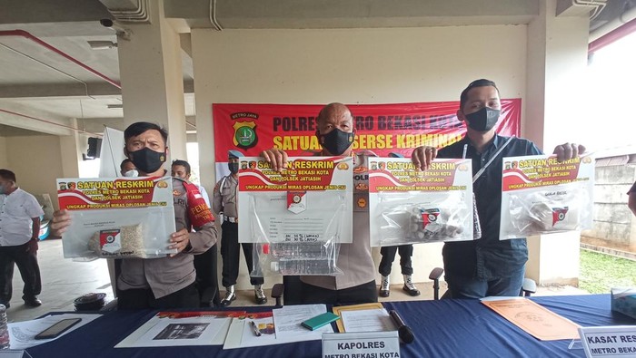 Polisi bongkar pabrik ciu di Bekasi