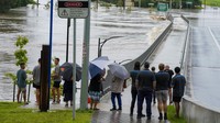 Puluhan ribu warga pun diperintahkan untuk mengungsi dari rumah mereka imbas banjir besar yang melanda Australia. AP Photo/Rick Rycroft.