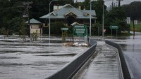 Penampakan Jembatan Windsor yang terlihat sebagian terendam banjir di sepanjang Sungai Hawkesbury, Sydney, Australia, Kamis (3/3/2022). Getty Images/Lisa Maree Williams.