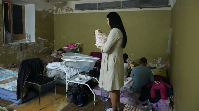Potret Wanita Ukraina Melahirkan di Tengah Invasi Rusia Rumah sakit bersalin di Ukraina tak henti beraktivitas di tengah invasi Rusia. Dibantu para nakes, sejumlah wanita berjuang melahirkan buah hati mereka di sana.