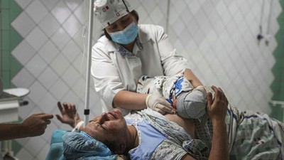 Momen Haru Persalinan Wanita Ukraina di Tengah Invasi Rusia