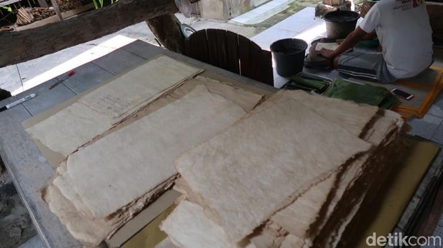 Proses pembuatan kertas dluwang di Pedukuhan Kanutan, Kalurahan Sumbermulyo, Kapanewon Bambanglipuro, Kabupaten Bantul, Rabu (2/3/2022).