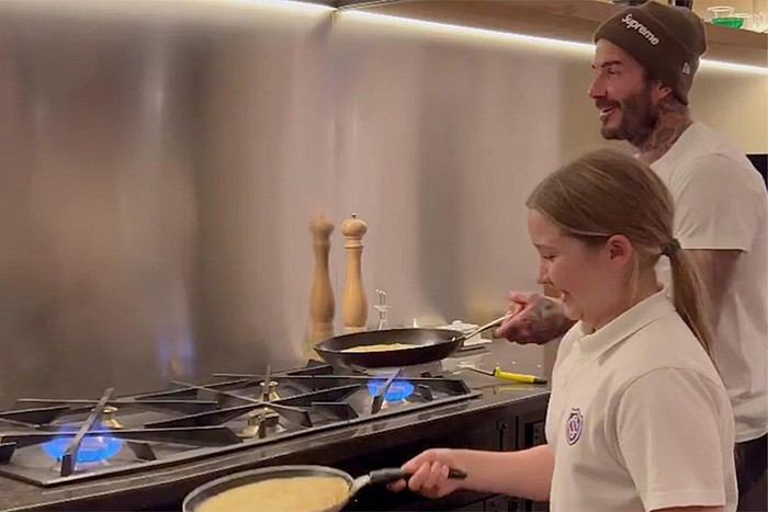 Rayakan Hari Pancake, David Beckham Lomba Lempar Pancake dengan Putrinya