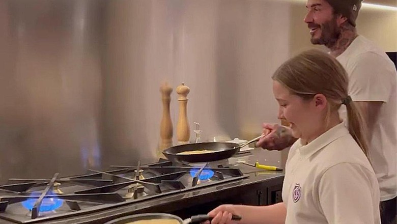 Rayakan Hari Pancake, David Beckham Lomba Lempar Pancake dengan Putrinya Rayakan Hari Pancake, David Beckham Lomba Lempar Pancake dengan Putrinya