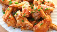 Selain digoreng, sayap ayam juga enak dipanggang dengn bumbu bawang. Bumbu yang meresap ke serat daging bikin tak bisa berhenti makan. Resep lengkapnya ada di sini. Foto: iStock