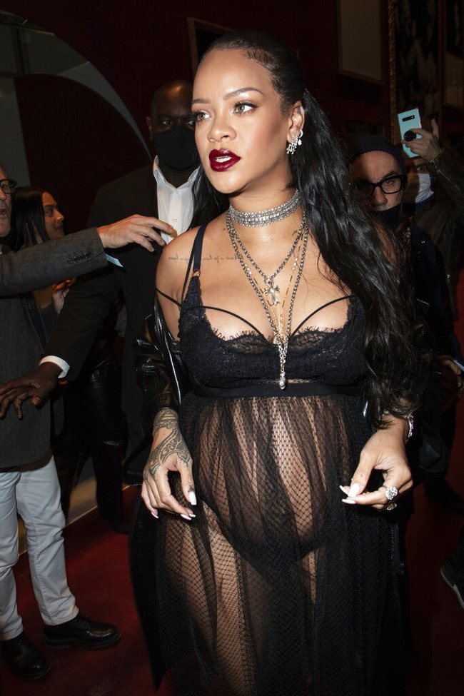 Fashion show Dior yang berlangsung saat Paris Fashion Week baru-baru ini bertaburan bintang. Penyanyi Rihanna menjadi salah satunya. (Foto: Vianney Le Caer/Invision/AP)