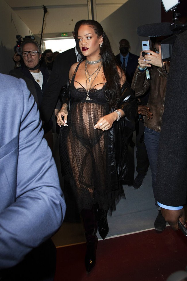 Rihanna lalu melengkapi gayanya dengan kalung-kalung berlian yang bertumpuk sehingga menciptakan kesan glamor. (Foto: Vianney Le Caer/Invision/AP)
