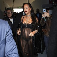 Rihanna lalu melengkapi gayanya dengan kalung-kalung berlian yang bertumpuk sehingga menciptakan kesan glamor. (Foto: Vianney Le Caer/Invision/AP)