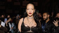 7 Gaya Rihanna Lagi Hamil Besar Pakai Lingerie di Fashion Show Dior