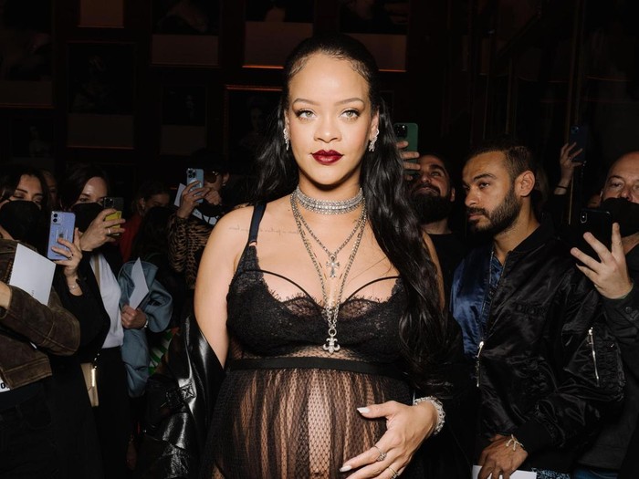 Rihanna di Fashion Show Dior & Off-White