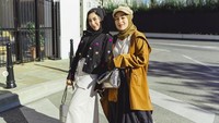Gaya Ririe Fairus bersanding dengan Shandy Purnamasari, istri Juragan 99. Foto: dok. Instagram Ririe Fairus